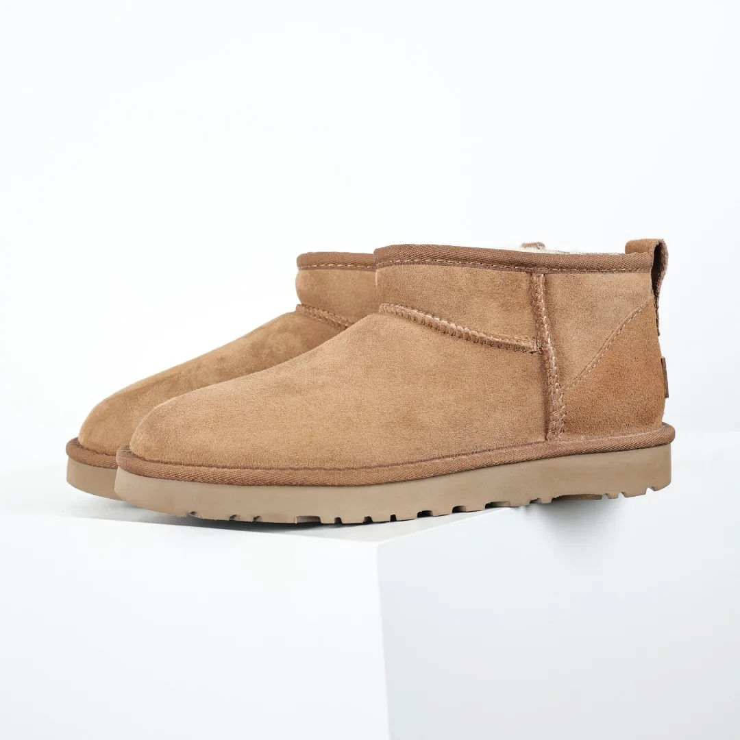 Pick up locally 💰480, core recommendation, good price UGG Classic MiNi basic low-top series, Xiaohongshu hot model, Henan Longfeng leather production, sheepskin integrated, top quality in the market, 2-3 cm cashmere insole, keeping warm in winter, suitable for home use. In the new year, uug launched a style series, which is partially biased towards the preferences of young consumers, and has also moved to the forefront of fashion trends. Shoe body material, water-repellent coated suede upper 17mm UGGPURE™ implanted wool insole Lightweight non-slip comfortable rubber outsole With brand LOGO Trademark Comes with full packaging Size: 35 36 37 38 39 40